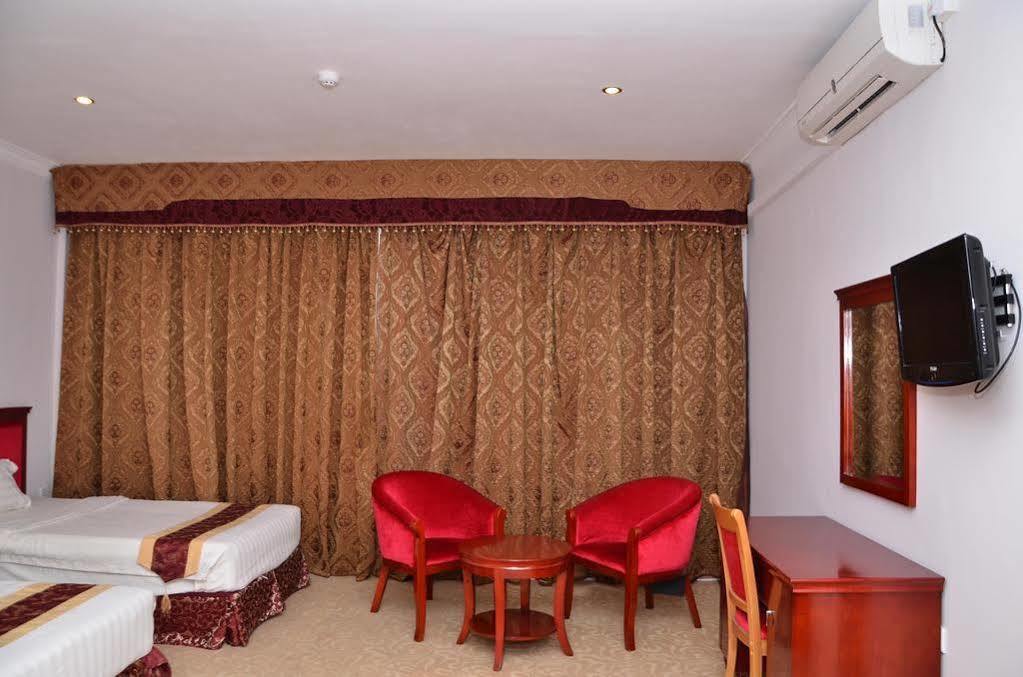 Tilko City Hotel Jaffna Buitenkant foto